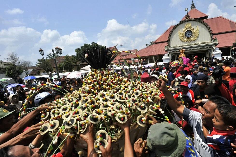 Ratusan Warga Berebut Gunungan Grebeg Besar