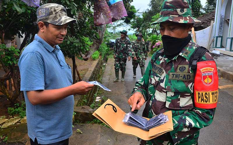 TNI AD Bagi 1.000 Masker untuk Warga Sorong