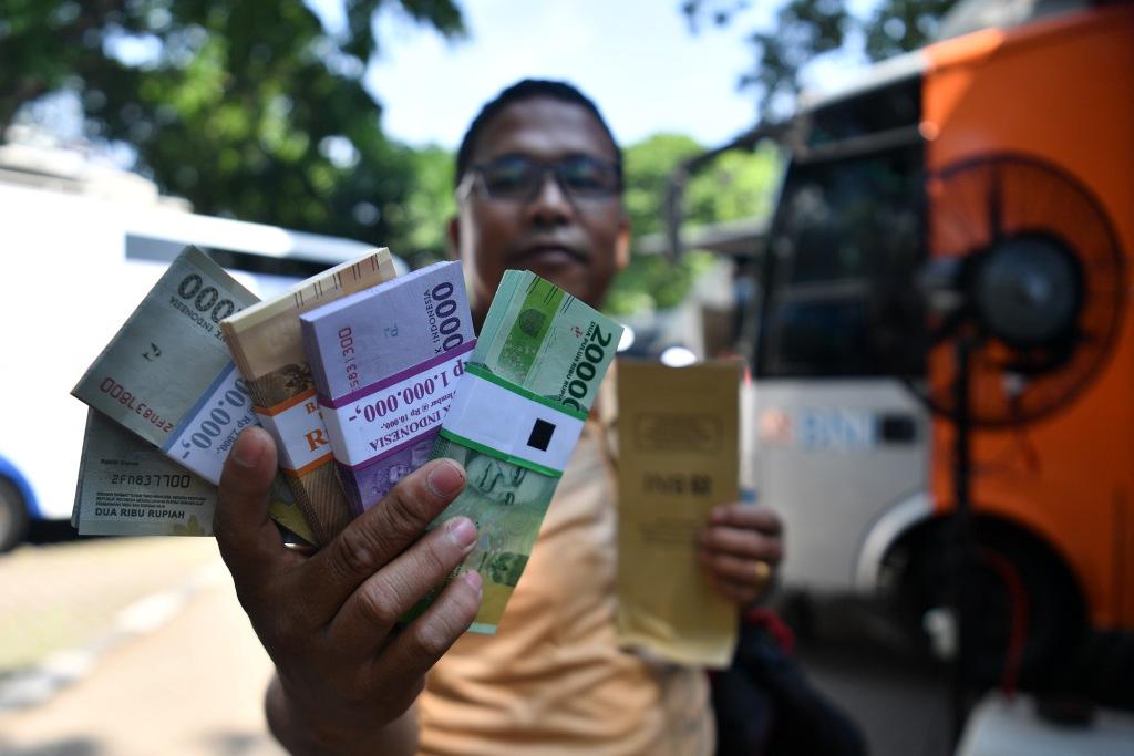 Penjaja Penukaran Uang Dadakan Mulai Menjamur