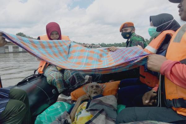 Cerita Prajurit Paskhas Menerjang Banjir untuk Menolong Warga