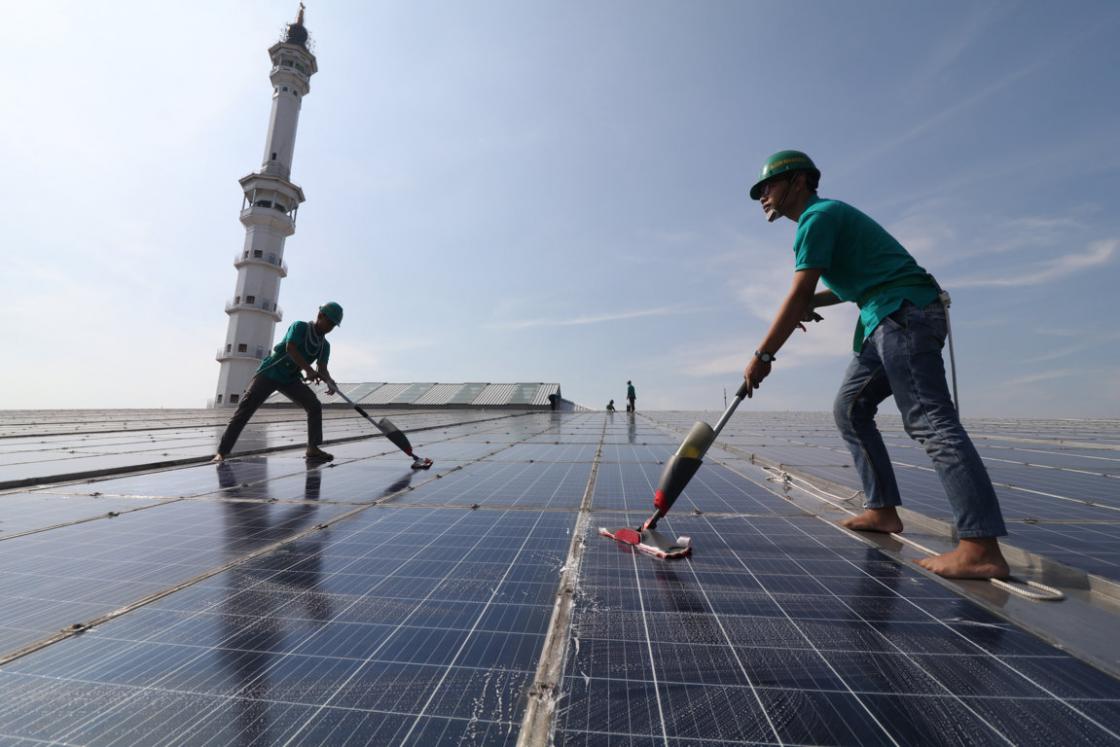 Bersihkan Panel Surya