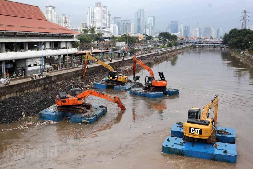 Antisipasi Banjir, Kali Ciliwung Dikeruk