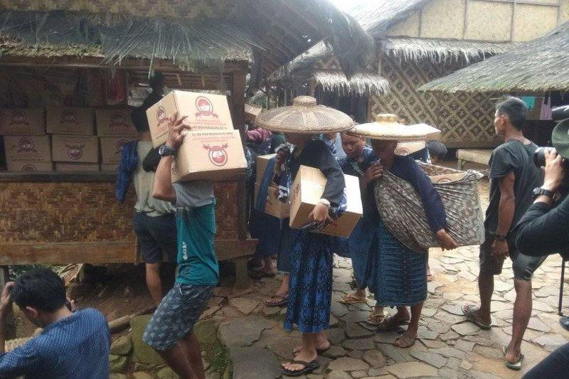 Warga Baduy Terima Bantuan Sembako dari Kemensos