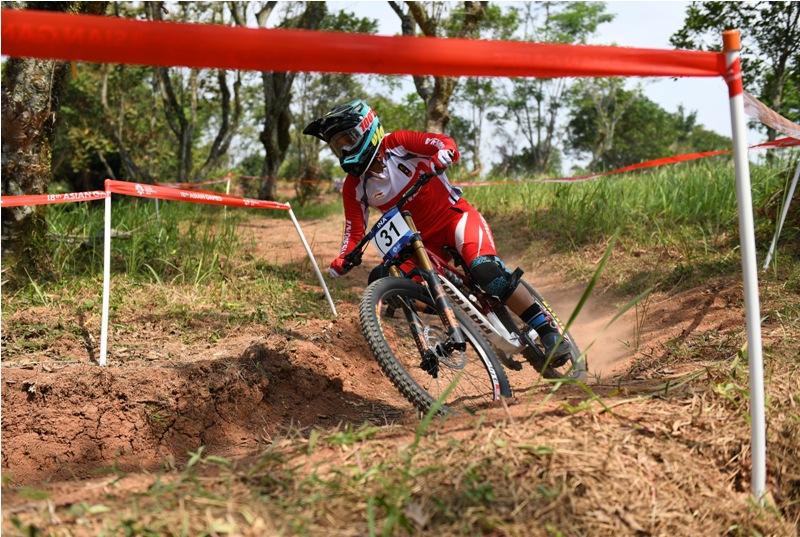 Atlet Downhill Banjir Bonus