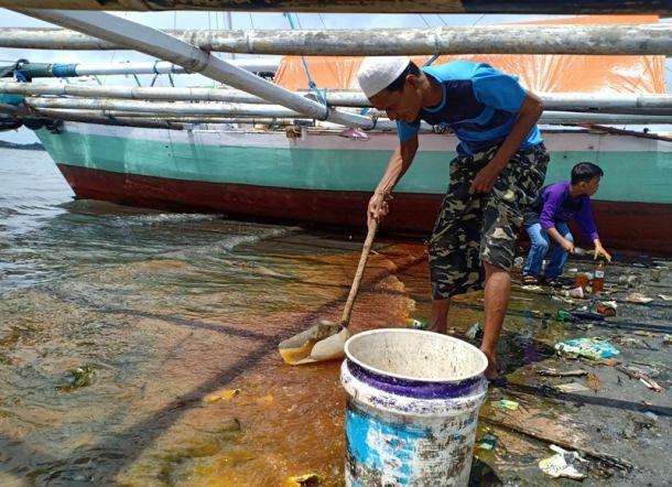 Kebocoran Kapal SOCI Cemari Perairan Parepare