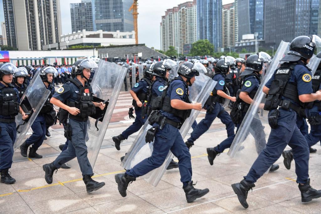 Polisi Tiongkok Unjuk Kekuatan