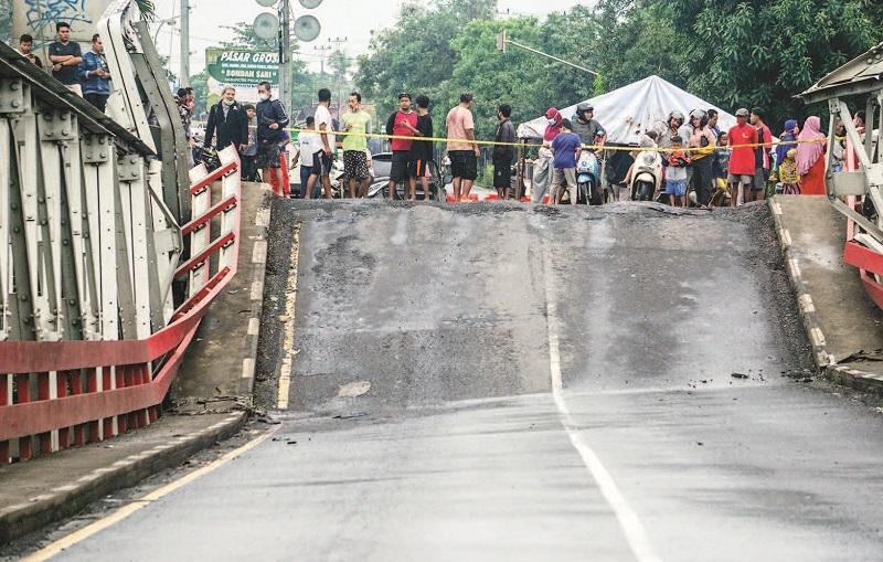 JEMBATAN PATAH DI PEKALONGAN