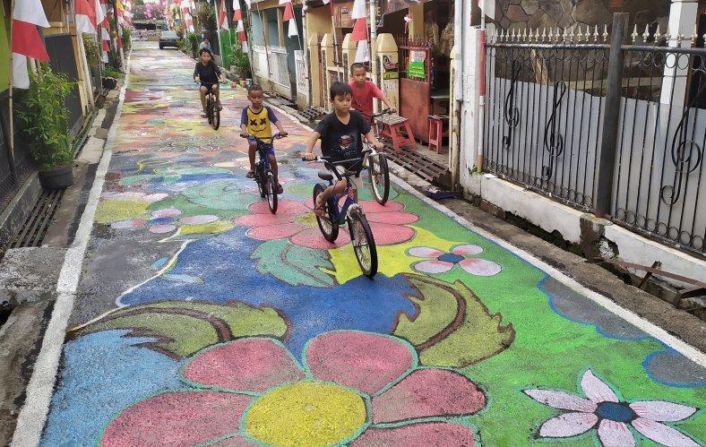 Warga Bandung Sambut Hari Kemerdekaan dengan Melukis di Jalan