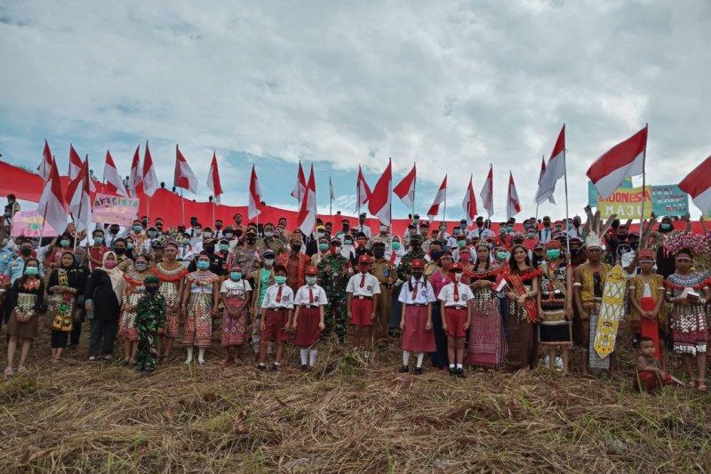 Bendera Merah Putih Raksasa Dikibarkan di Batas RI-Malaysia