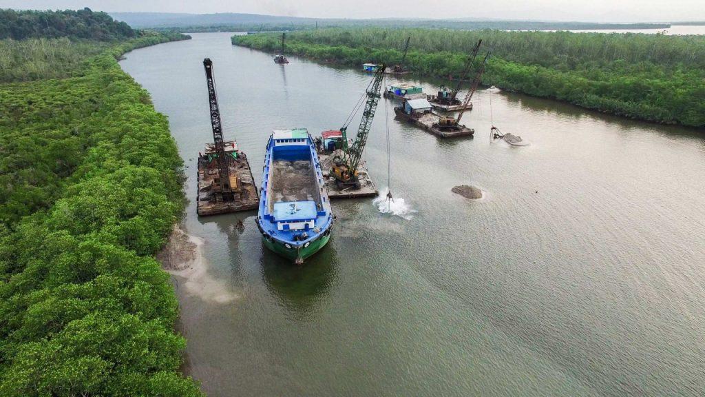 Pengerukan Pasir Ancam Mangrove di Kamboja