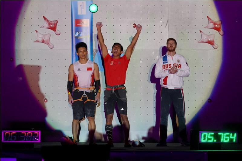 Alfian Fajri Juara Dunia Panjat Tebing