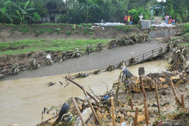 Hujan Deras Sebabkan Jembatan di Kabupaten Malang Ambrol