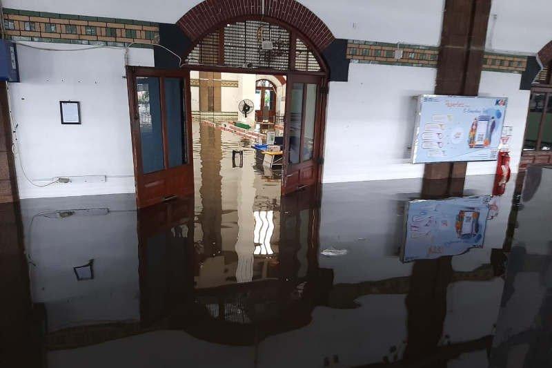 Stasiun Tawang Semarang Terendam Banjir