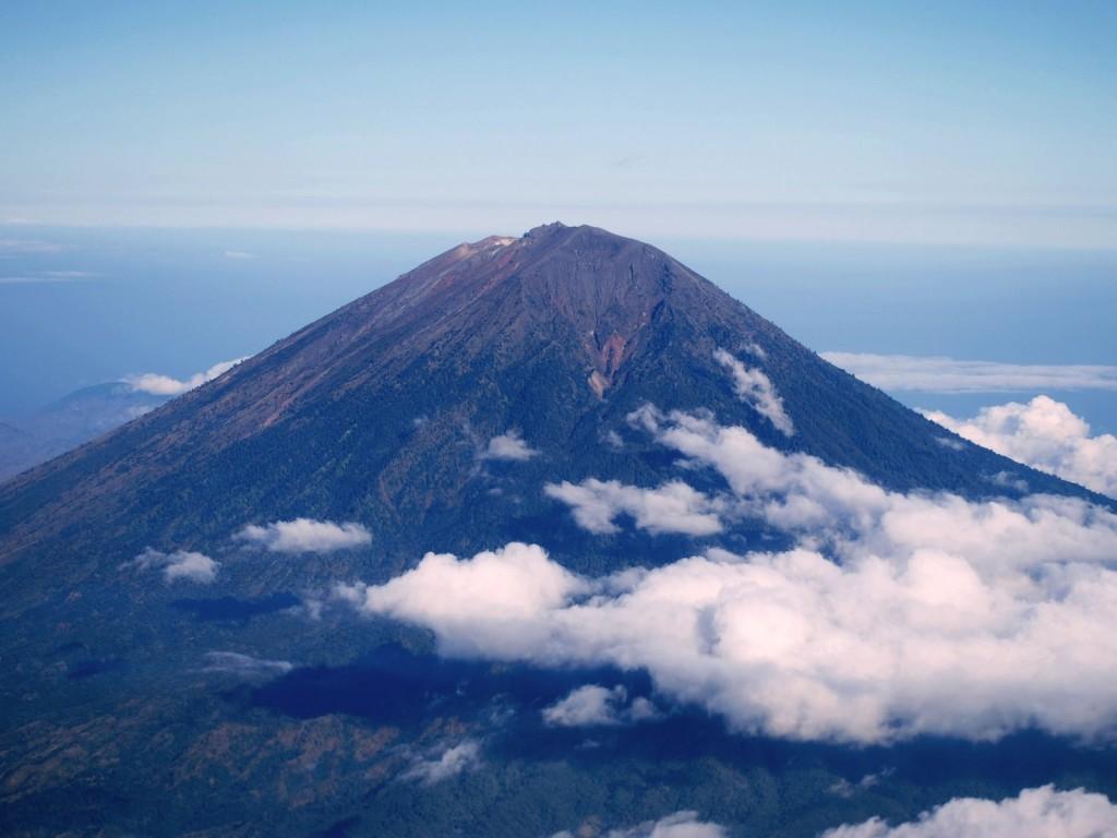 Aktivitas Gunung Agung Meningkat, Warga Mengungsi