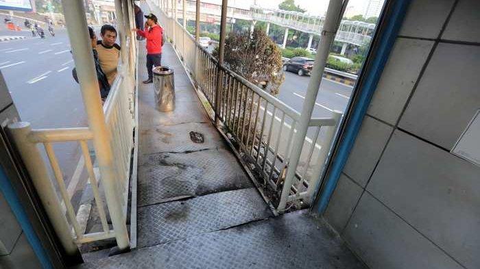 JPO Halte Transjakarta Tebakar, Karena Puntung Rokok