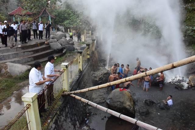 Menikmati Geyser Cisolok di Sukabumi