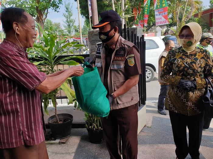 Kejati Jateng Salurkan Bantuan 5.013 Paket Sembako