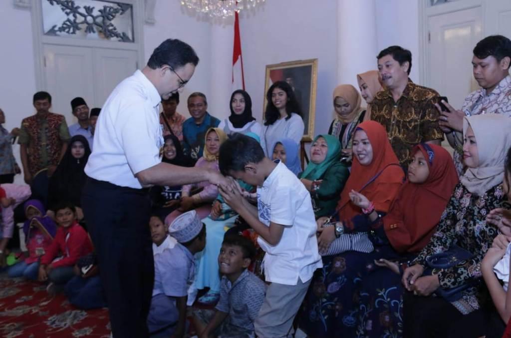 Bahagianya Pemudik Ketika Dijamu Anies Baswedan