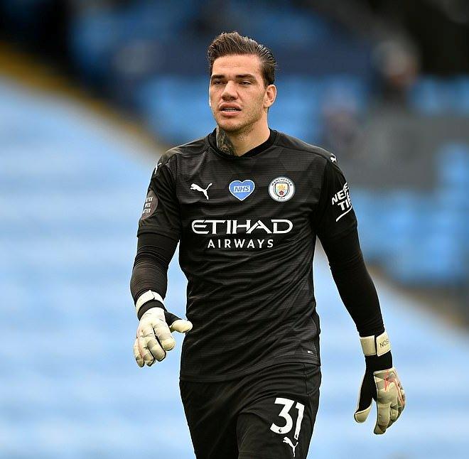 Ederson Moraes Raih Sarung Tangan Emas Liga Premier 