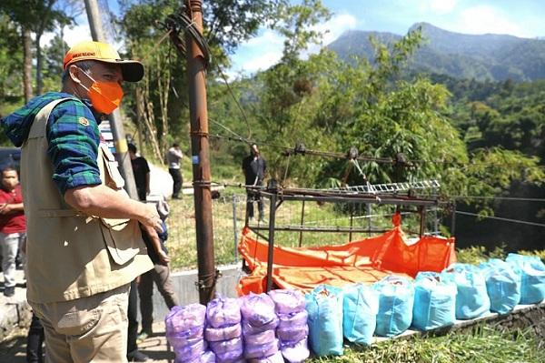 Ganjar Antar Daging Kurban ke Dusun Terpencil