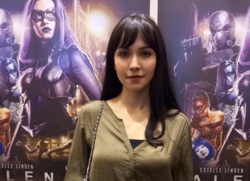 Estelle Linden Ketagihan Main Film Action