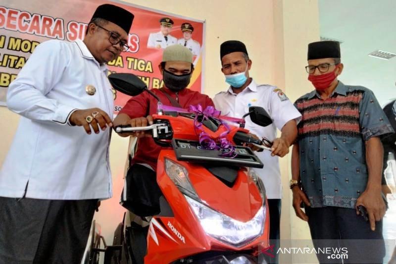 Penyandang Disabilitas di Aceh Barat Terima Motor Usaha