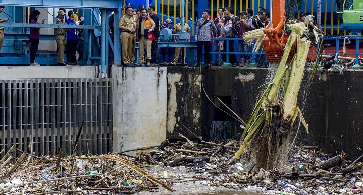 200 Ton Sampah Dikeruk dari Pintu Air Manggarai