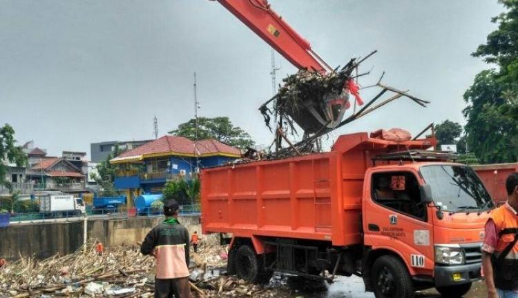 Tujuh Truk Angkut Sampah di Pintu Air Manggarai