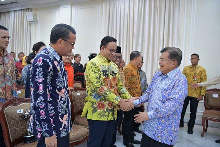 Wapres Serahkan Piala Emas Untuk Anies