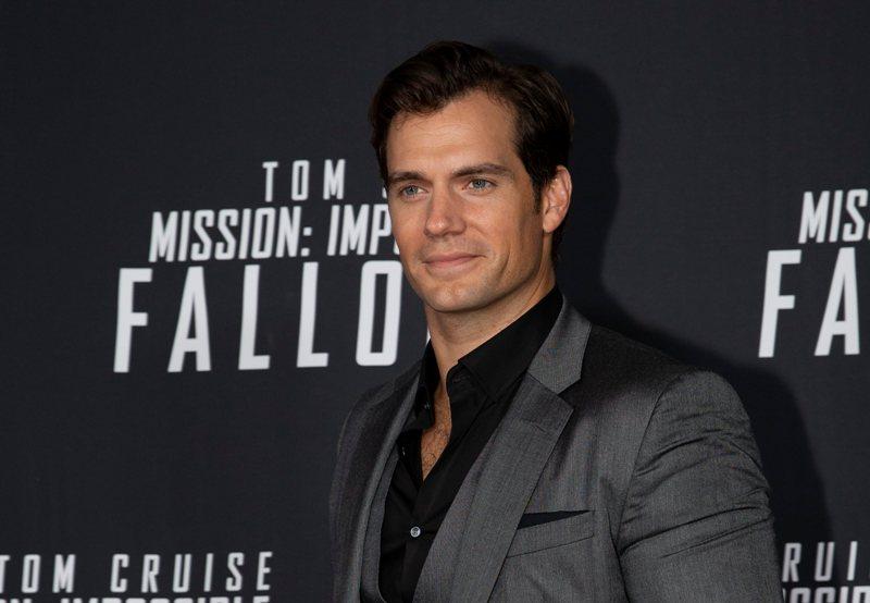 Henry Cavill Perankan Sherlock Holmes