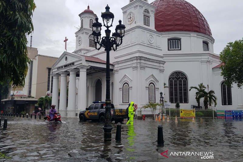 Banjir Genangi Kawasan Kota Lama Semarang