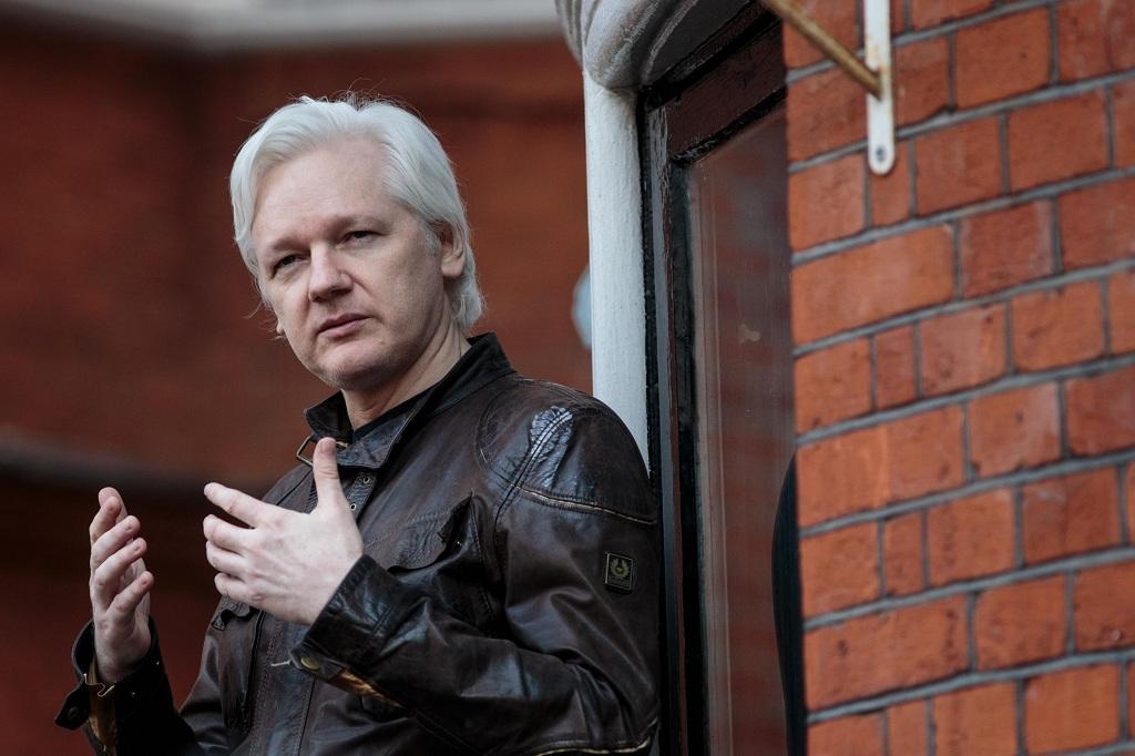Inggris, AS, dan Swedia, Tuntut Assange