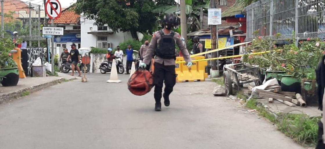 Polisi Amankan Temuan Granat di Kali Pakis Surabaya