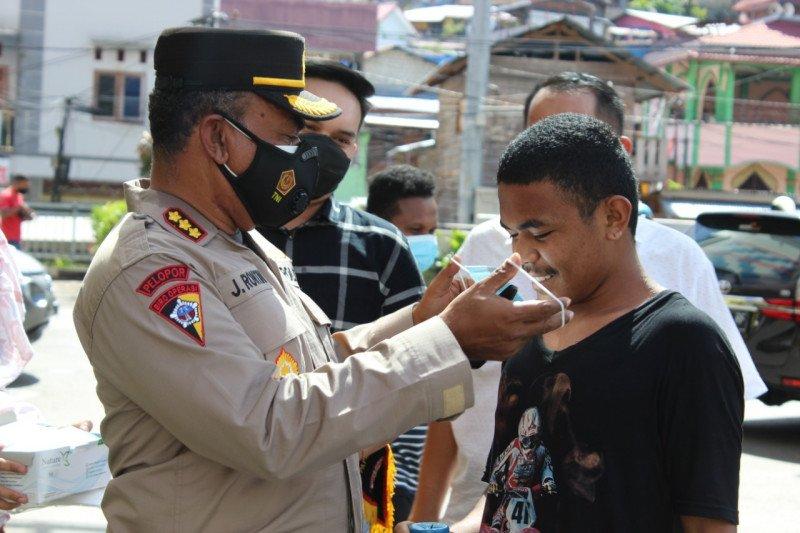 Polisi Bagikan Masker ke Warga Jayapura Cegah Covid-19