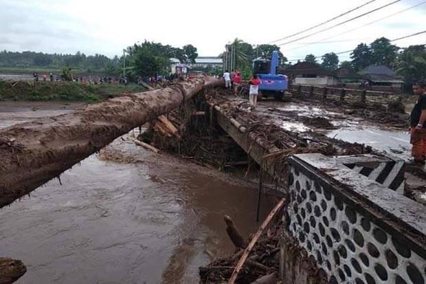 Banjir Bandang Bikin Antrean Panjang di Gilimanuk