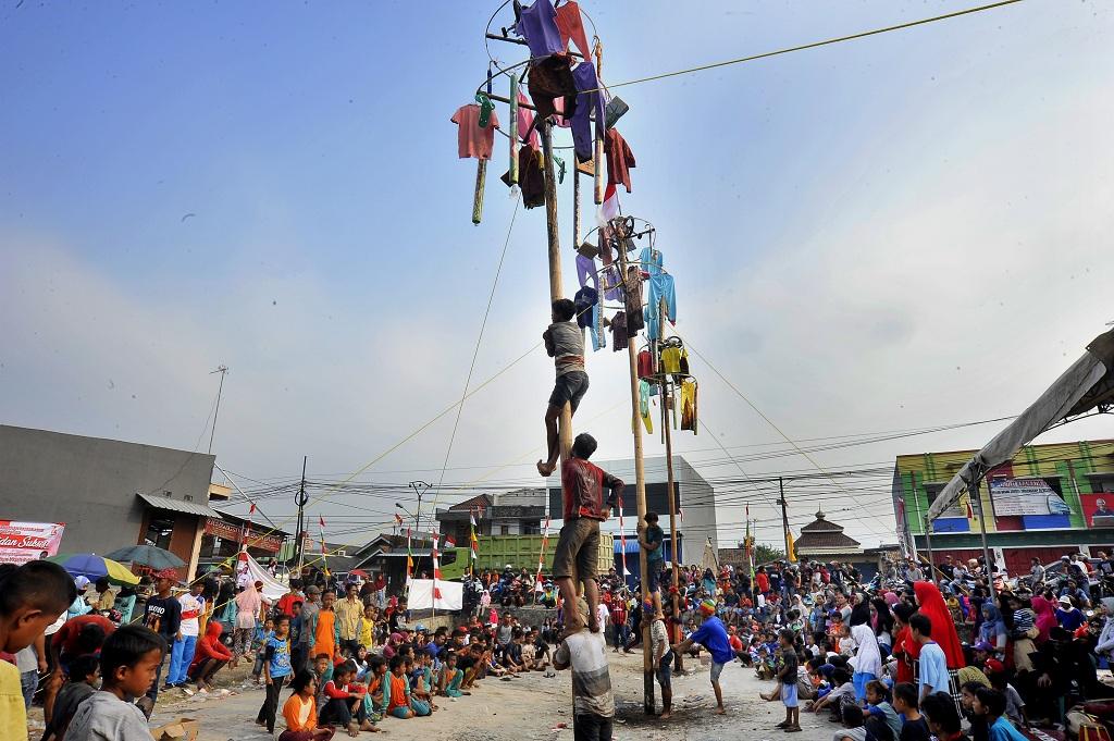 Lomba Panjat Pinang