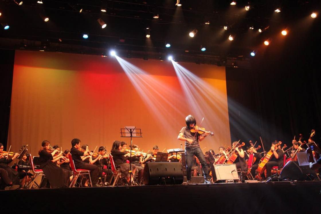 Apiknya Berpadu Rock dan Orkestra di Konser Rockin'stra