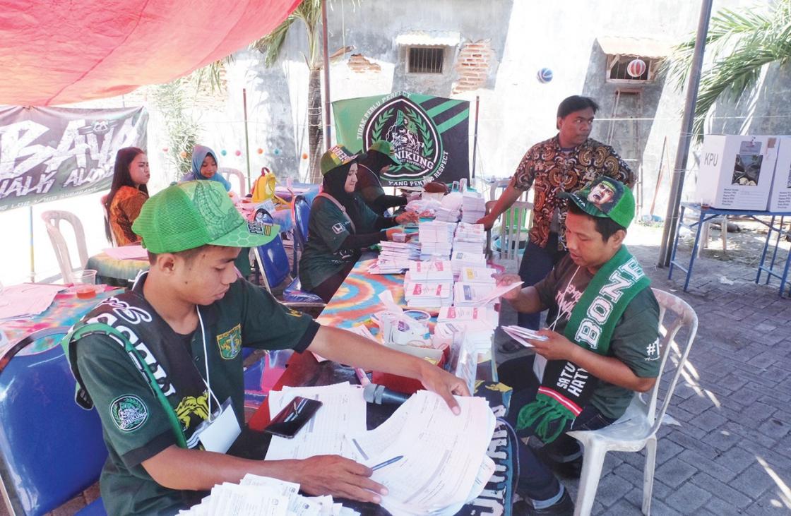 Nyoblos Pemilu dengan Nuansa 'Bonek' Persebaya