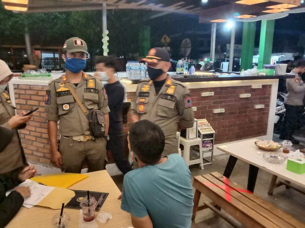 Tim Yustisi Payakumbuh Denda Satu Kafe di Malam Pergantian Tahun