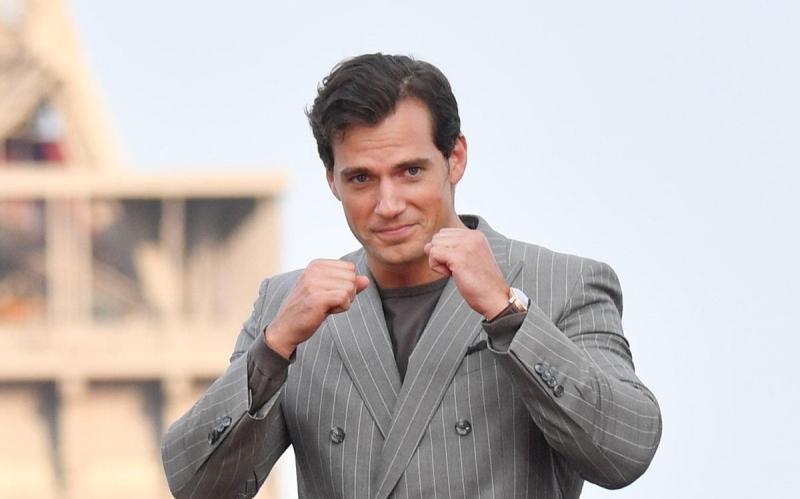 Henry Cavill Mundur sebagai Superman