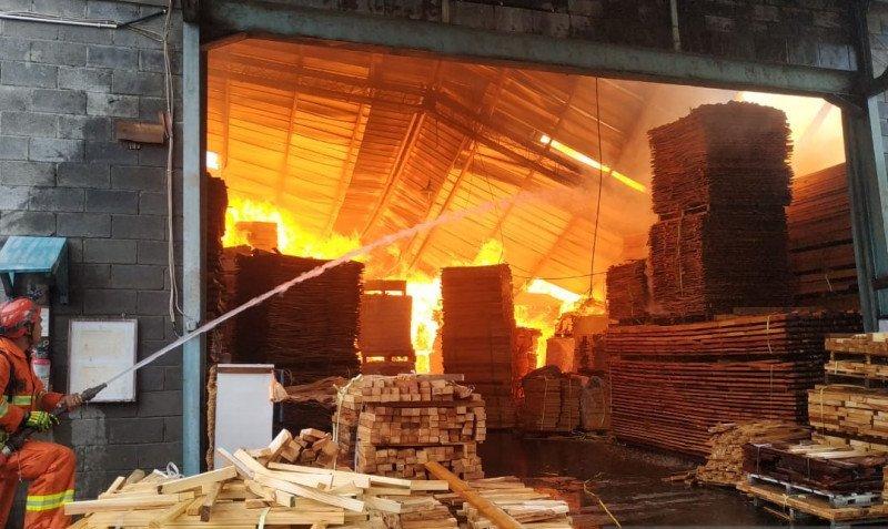 Terdengar Ledakan Sebelum Pabrik Mebel Terbakar