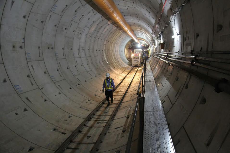 Rel Kereta MRT Mulai Dipasang 