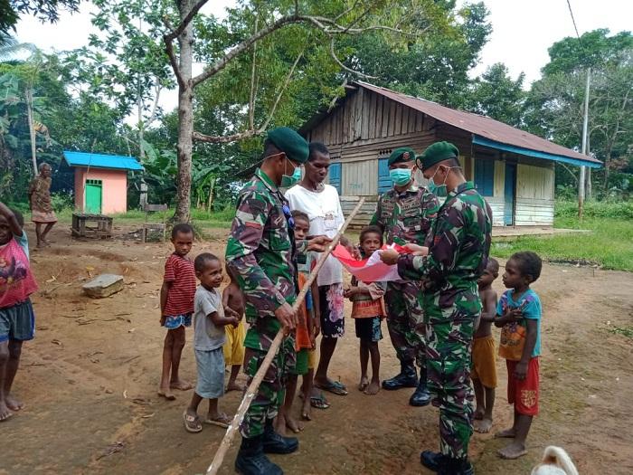 Satgas 754 Kostrad Bagikan Bendera Merah Putih di Pedalaman Papua