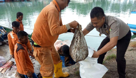 Labfor Polisi Periksa Tumpahan Minyak di Pulau Pari