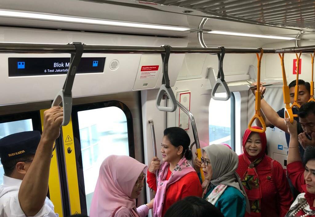 28 Menit Iriana Jokowi Jajal MRT dari HI ke Lebak Bulus