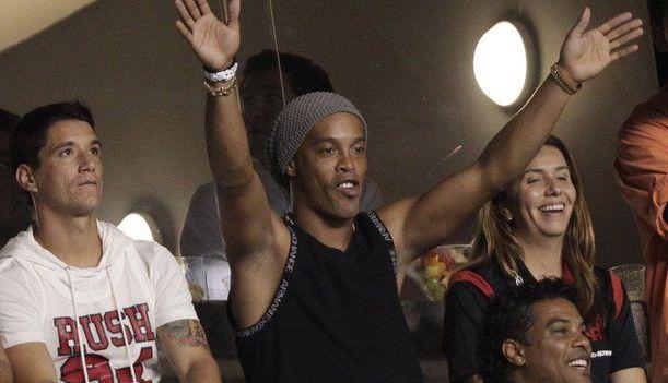 Bebas Bersyarat, Ronaldinho Langsung Gelar Pesta dengan Para Model 