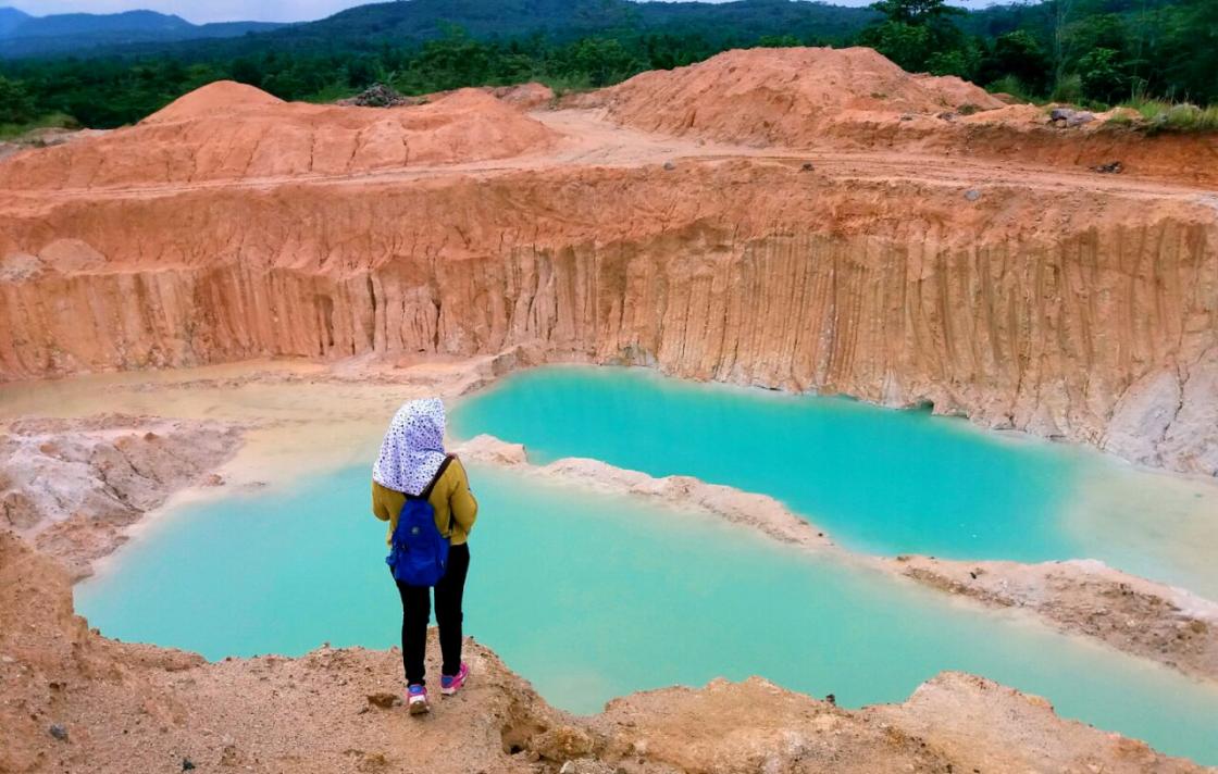 Danau Biru Tambang Batu Padas Spot Selfie