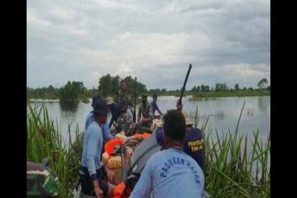 Berbekal Kompas, Prajurit TNI AL Tembus Daerah Terisolir Banjir