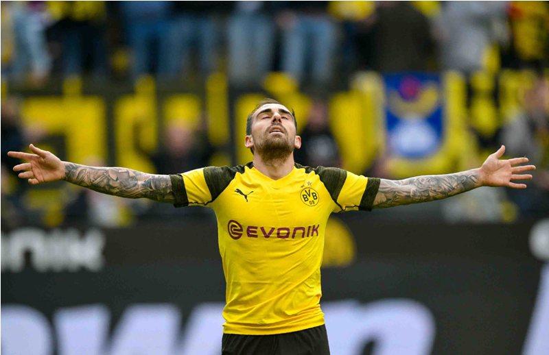 Paco Alcacer Pahlawan Dortmund