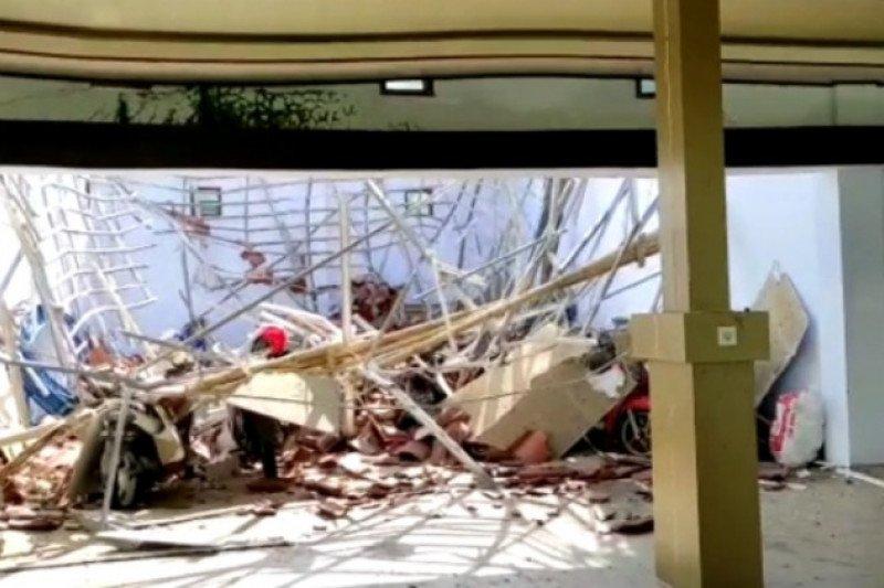 Konstruksi Atap Rumah Jabatan Ketua DPRD Sulbar Ambruk Akibat Gempa